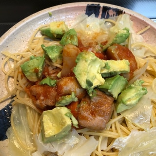 アボカドと鶏肉とゴロゴロ野菜のトマトソースパスタ♪